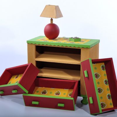 Souvenirs d'Alice Gard commode miniature en bois fait main à trois tiroirs fond des tiroirs recouvert de papier Provençale 3