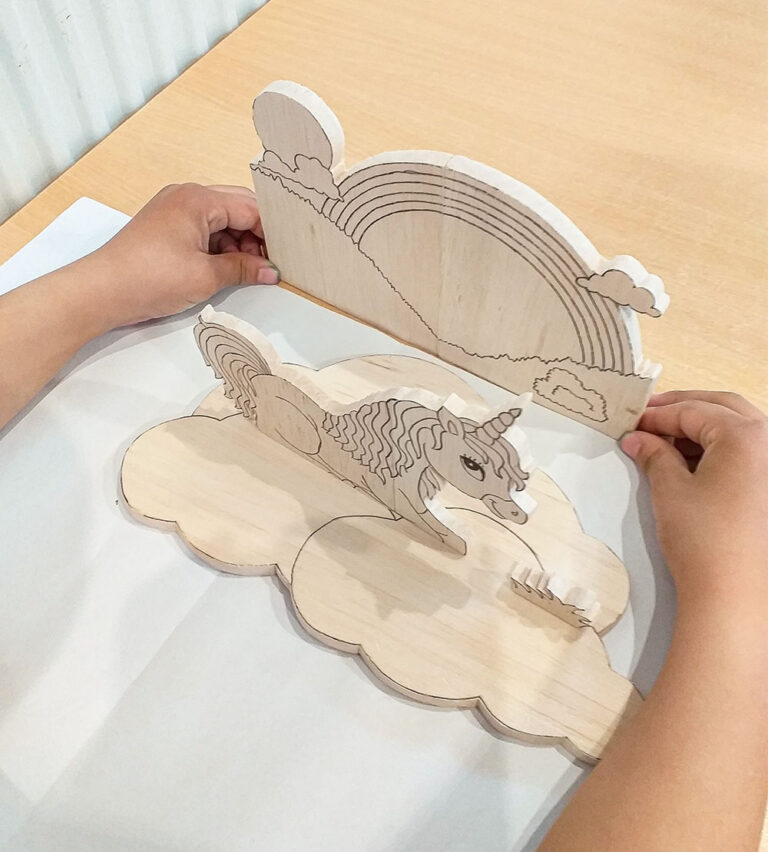 Souvenirs d'Alice Gard atelier bois enfant 6/8 ans montage scénette licorne et arc en ciel