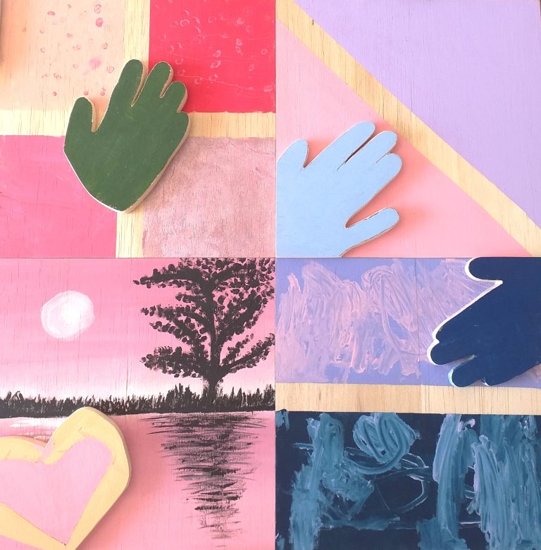 Souvenirs d'Alice Gard atelier bois activité manuelle en centre de loisirs pour les enfants de3 à 12 ans, création d'une mosaïque pour agrémenter le mur de la structure