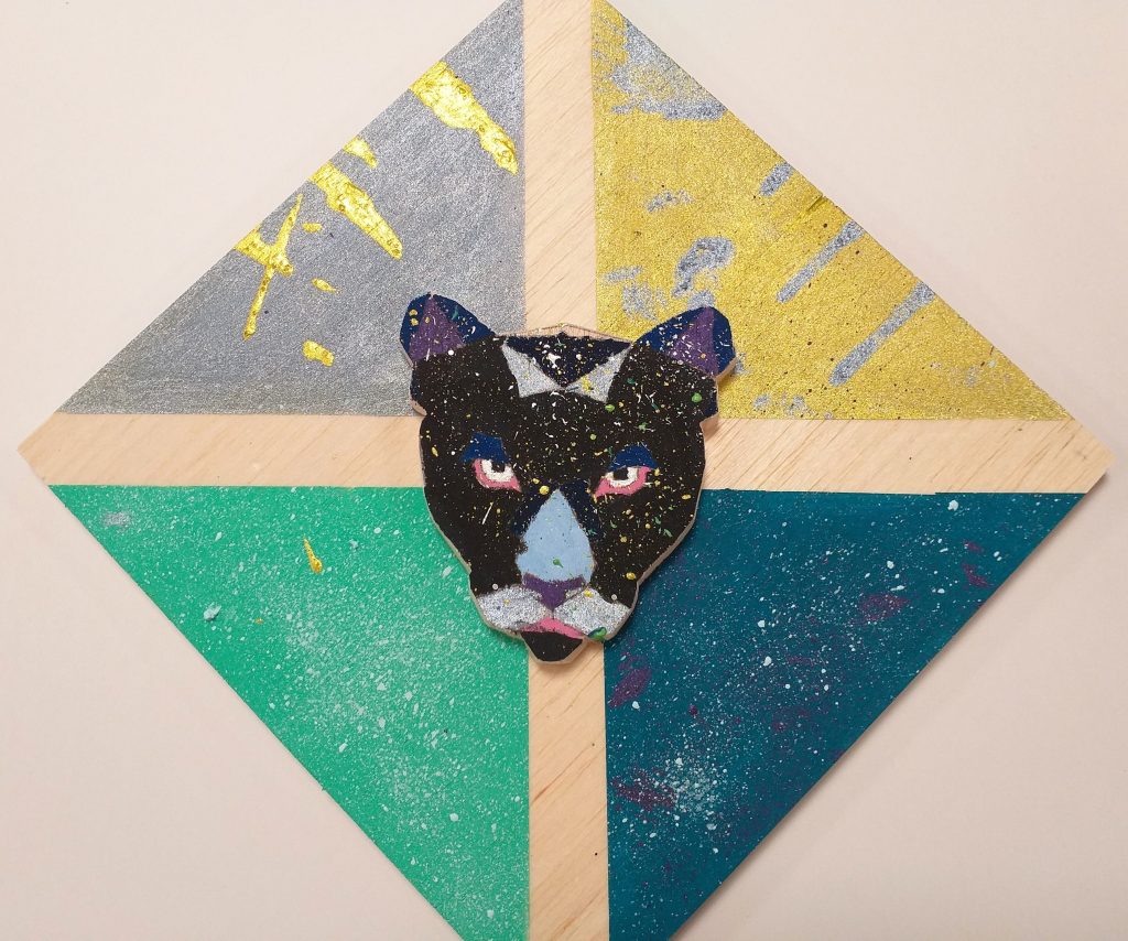 Souvenirs d'Alice Gard Atelier bois pour els enfants de 9 à 11 ans découverte du street art sur bois tendre, réalisation d'un tableau avec incrustation d'une figurine " panthère"