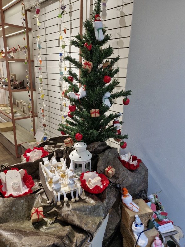 Présentation objets de décoration pour Noël ARTISANAT FRANÇAIS Boutique éphémère Noël 2024