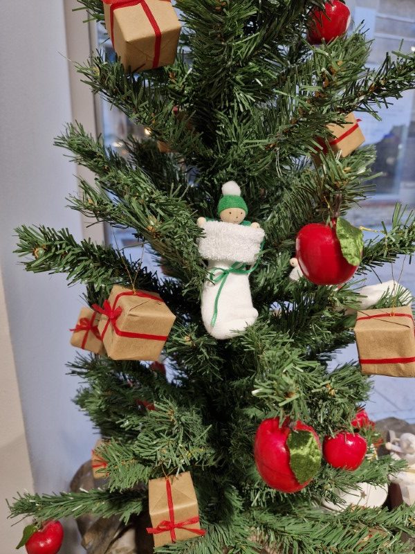 Souvenirs d'Alice personnage fait main en perles de bois décoration sapin de Noël ou suspension chambre