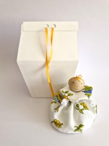 Souvenirs d'Alice Gard collection Les P'tites Chéries personnage en bois avec sa boite cadeau fait main