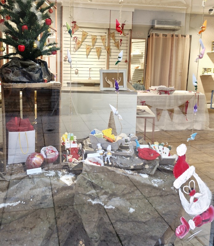 Souvenirs d'Alice Gard Présentation des créations de Noël dans la vitrine de la boutique éphémère de Noël à Bagnols sur Cèze