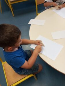 Souvenirs d'Alice Gard atelier bois en centre de loisirs pour enfants de 3 à 5 ans travail de concentration pour les enfants 