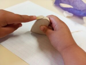 Souvenirs d'Alice Gard atelier bois pour enfants de 3 à 5 ans en centre de loisirs apprentissage du travail du bois tendre