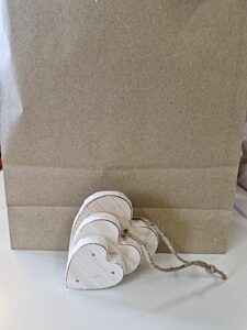 Souvenirs d'Alice gard atelier bois pour enfants de 3 à 5 ans en centre de loisirs montage des cœurs en suspension