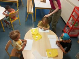 Souvenirs d'Alice Gard Atelier bois en centre de loisirs pour enfants de 3 à 5 ans travail du bois tendre et de la patience 