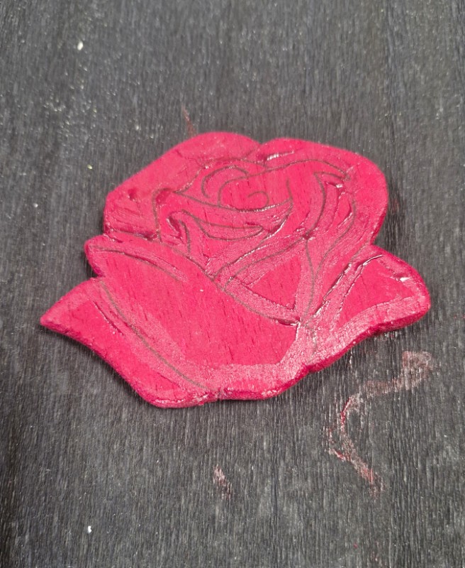 Souvenirs d'Alice Gard réalisation d'une rose en bois en centre de loisirs et mise en peinture de celle-ci