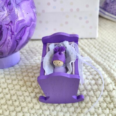 Souvenirs d'Alice Gard Nouveau Monde ANNA un mini personnage en bois dans son berceau en bois fait main un cadeau naissance