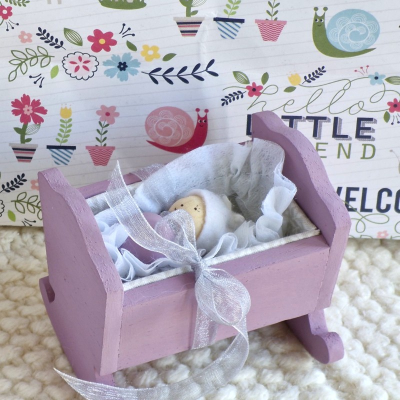 Souvenirs d'Alice Gard Nouveau Monde CHARLOTTE un mini personnage en bois dans son berceau en bois fait main un cadeau naissance
