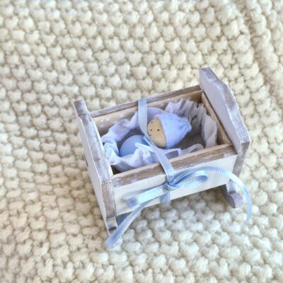Souvenirs d'Alice Gard Nouveau Monde GABRIEL un mini Bébou dans son berceau en bois fait main un cadeau naissance