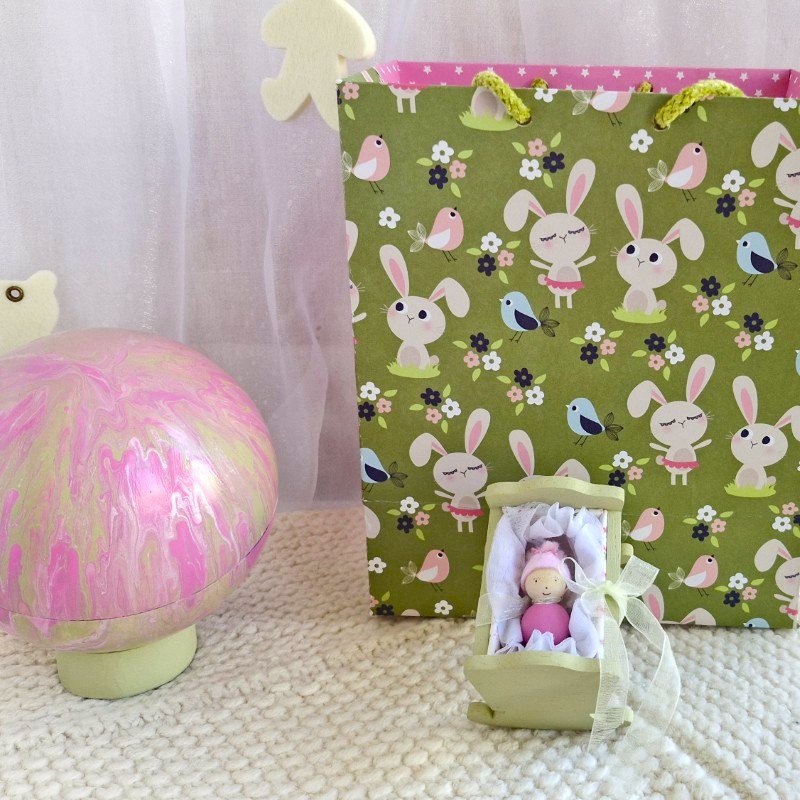 Souvenirs d'Alice Gard Nouveau Monde JADE un mini Bébou à offrir à une future maman avec son monde et son sac assorti