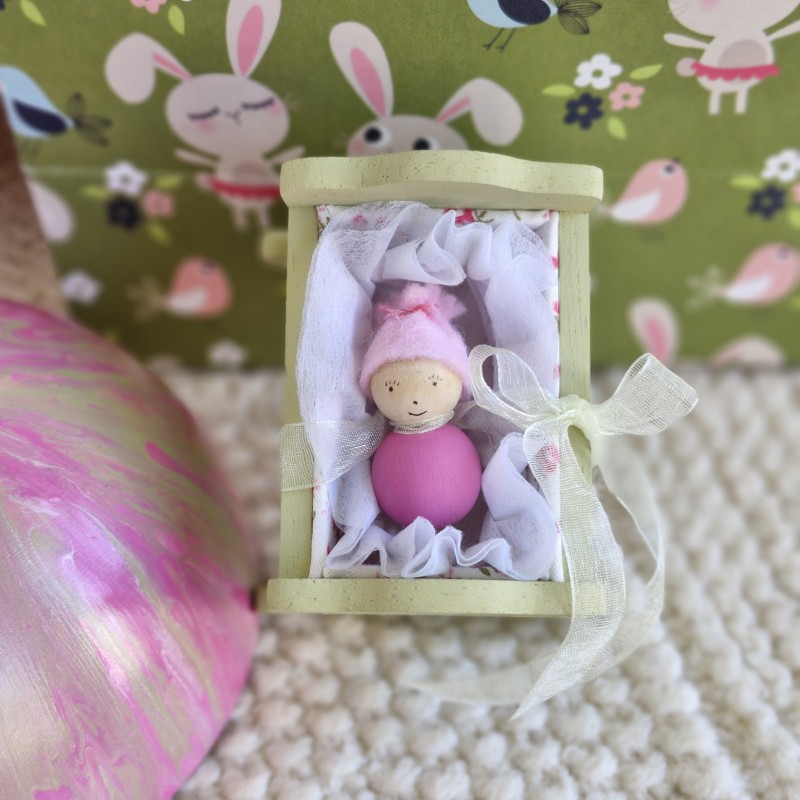 Souvenirs d'Alice Gard Nouveau Monde un mini personnage en bois dans son berceau en bois fait main un cadeau naissance