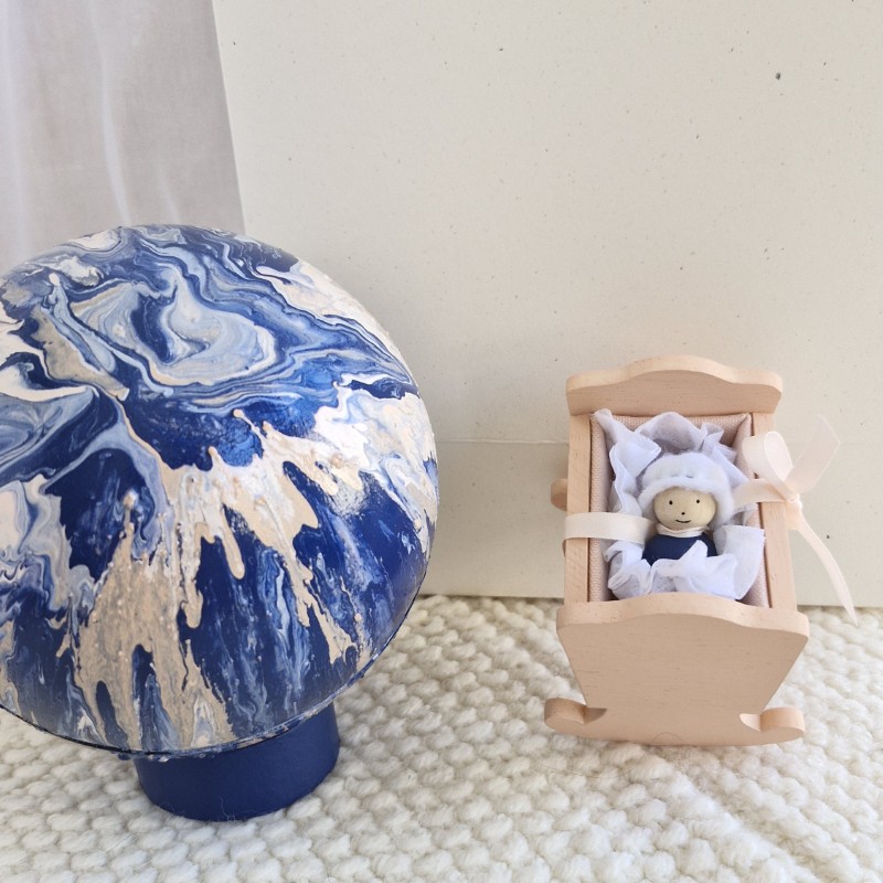 Souvenirs d' Alice Gard Nouveau Monde LEON un mini Bébou dans son berceau en bois fait main un cadeau naissance