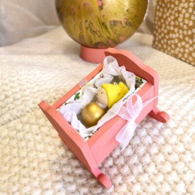 Souvenirs d'Alice Gard Nouveau Monde LOU un mini personnage en bois, un Bébou, dans son berceau en bois fait main un cadeau naissance