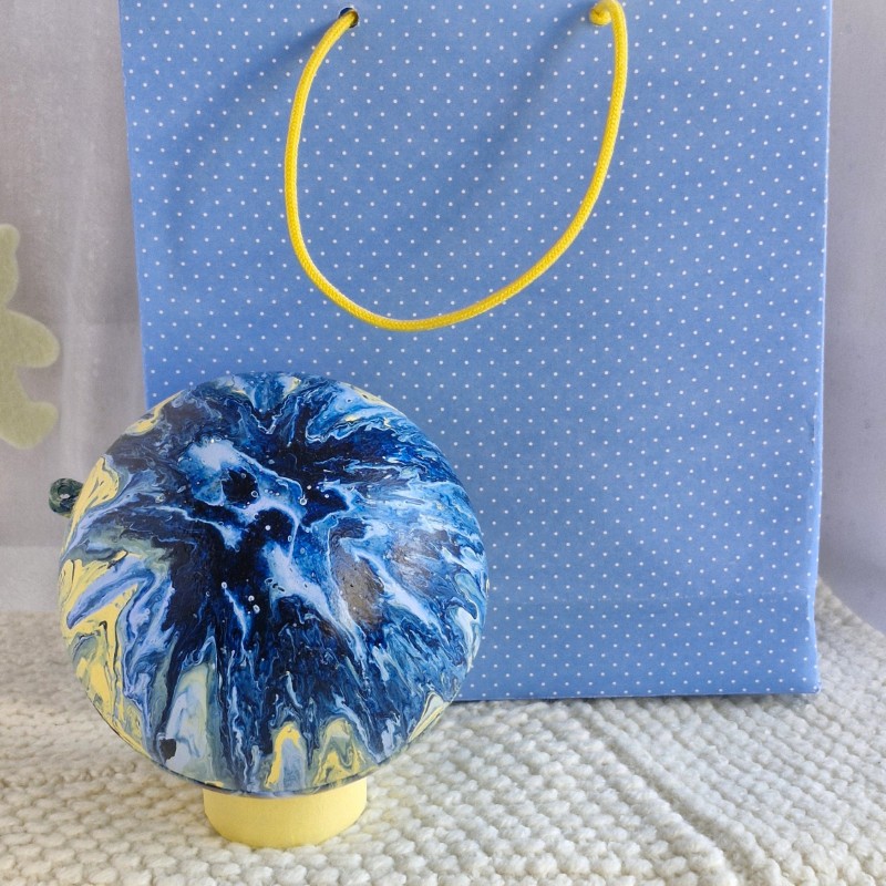 Souvenirs d'Alice Gard Nouveau Monde NOAH un mini Bébou à offrir à une future maman avec son monde et son sac assorti