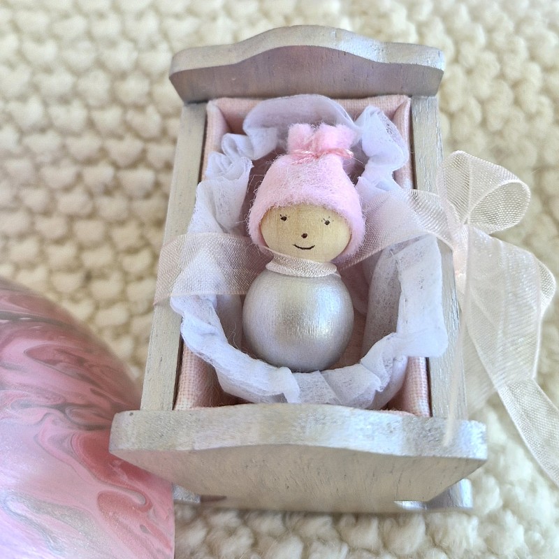 Souvenirs d'Alice Gard Nouveau Monde ROMY un mini personnage en bois dans son berceau en bois fait main un cadeau naissance, une façon d'annoncer l'arrivée de bébé