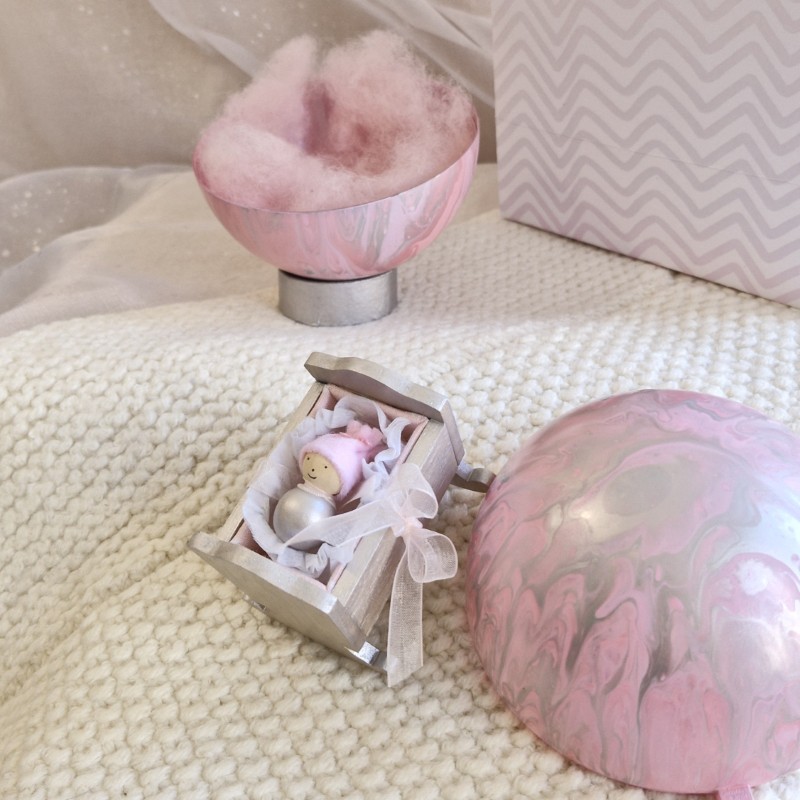 Souvenirs d'Alice Gard Nouveau Monde ROMY une mini Bébou à offrir à une future maman avec son monde et son sac assorti